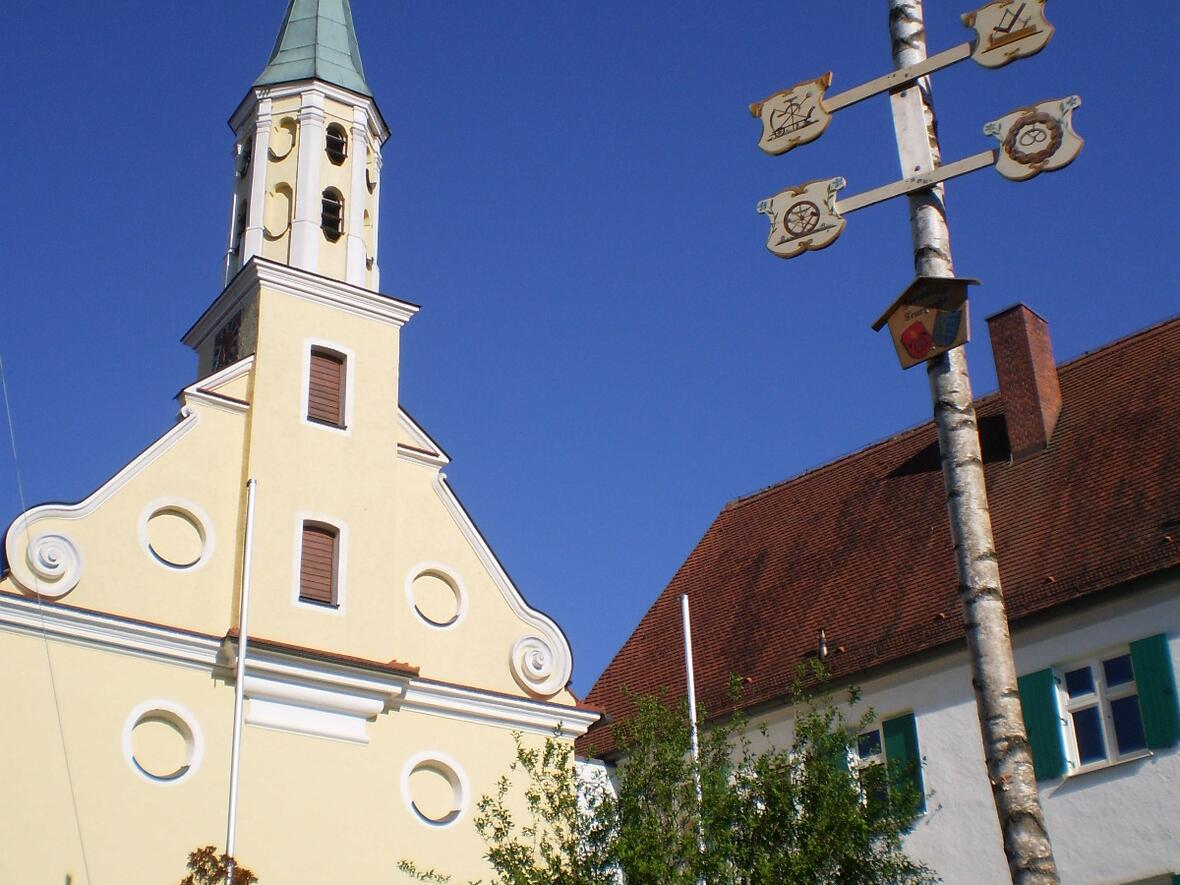 ech-kirchemit-maibaum-2011496261